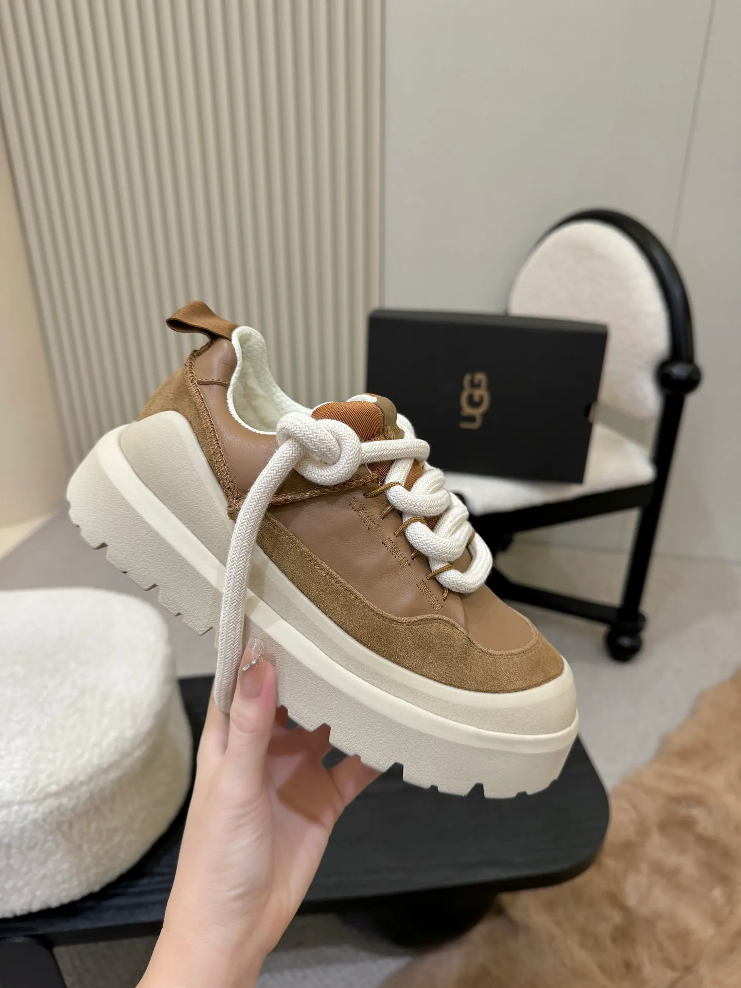 Men's shoes pP600! New UGG is on the market! Autumn and winter modern casual men's and women's low-cut shoes, snow boots, slippers, two-way shoes, this set of ugly bread shoes 🤏 Suede + sheepskin integrated lining, super convenient to step on. Adjustable upper straps. Velcro design adapts to various foot types. Thick soles hide flesh and are sexy, and feel like stepping on cotton☁️ When you go out on the street, you are chased and asked 🔗 Do you want to be lazy and fashionable in autumn and winter? Just lock this one💥 Style number, 1171355, size 35-41, men’s size 39-45